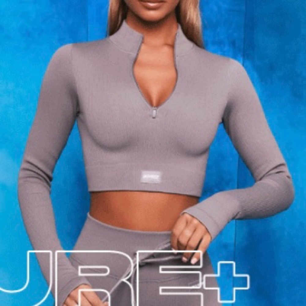 Bo and Tee: Below Zero Gray Long Sleeved Ribbed Crop Top (L)